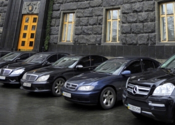 Владельцы роскошных авто сегодня начинают платить транспортный налог