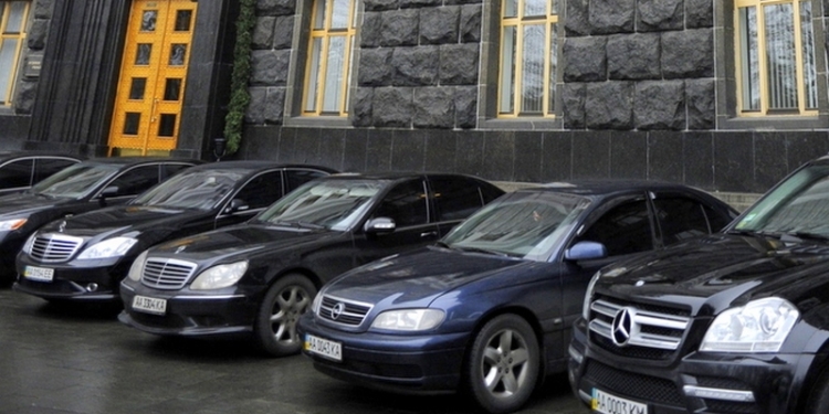 Владельцы роскошных авто сегодня начинают платить транспортный налог