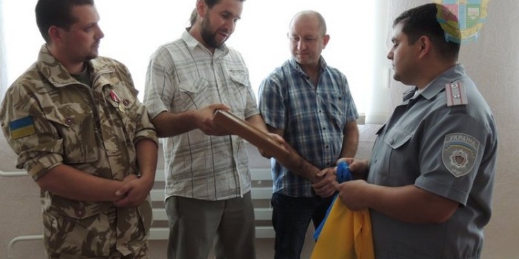 Нового начальника Снигиревского райотдела милиции встретили иконой Святого Николая и Государственным Флагом Украины