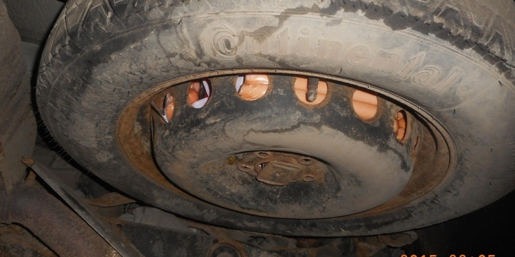 Петербуржец пытался вывезти из Финляндии санкционные сосиски в запасном колесе