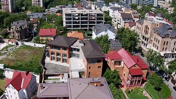 Одиозные соседи: кто живет рядом с Порошенко