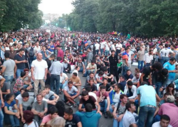 В центре Еревана полиция начала задерживать участников акции протеста