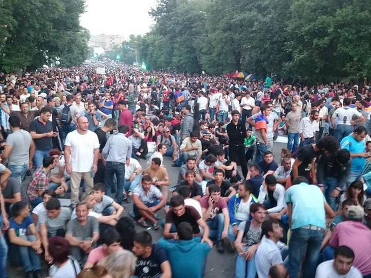 В центре Еревана полиция начала задерживать участников акции протеста 1
