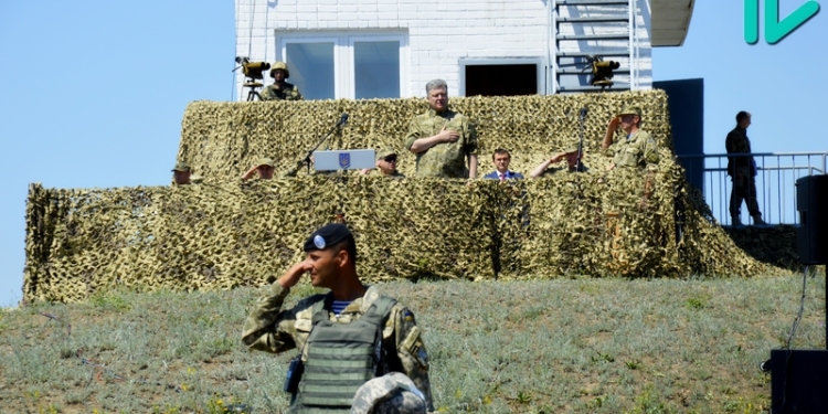 Президент морпехам – технику и награды, они ему – тельняшку: 36-я ОБр прямо с «Широкого Лана» отправилась в зону АТО