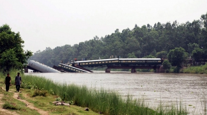 В Пакистане в реку упал поезд с пассажирами, есть погибшие