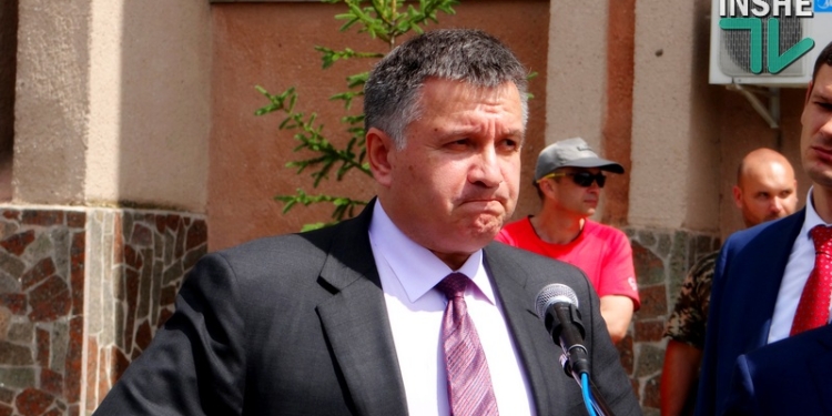 К каждому нужен свой подход: николаевский монопикетчик Ильченко добрался до министра МВД Украины