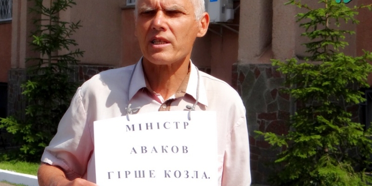 К каждому нужен свой подход: николаевский монопикетчик Ильченко добрался до министра МВД Украины