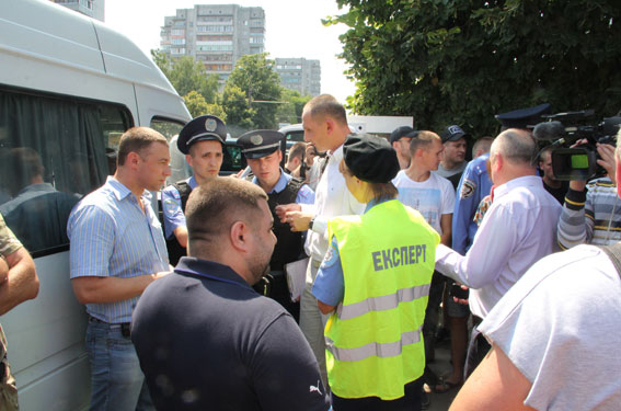 Завтра – на скандальном 205-м округе в Чернигове выборы. А сегодня там нашли печати-двойники с избирательных участков