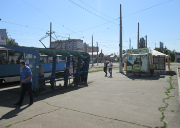 На остановке трамвая на ул.Чкалова в Николаеве обнаружилась перемотанная скотчем коробка