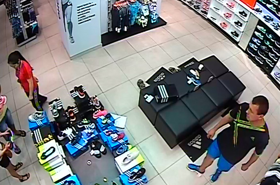 Кроссовки, «ушедшие» из магазина «Adidas» в Николаеве, вернулись