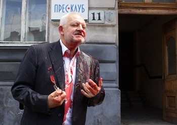 Нардепа из “Оппозиционного блока” облили свиной кровью во Львове
