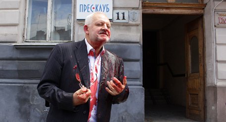 Нардепа из "Оппозиционного блока" облили свиной кровью во Львове 3
