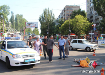 В Николаеве маршрутка на пешеходном переходе сбила трех человек. Девушку – насмерть