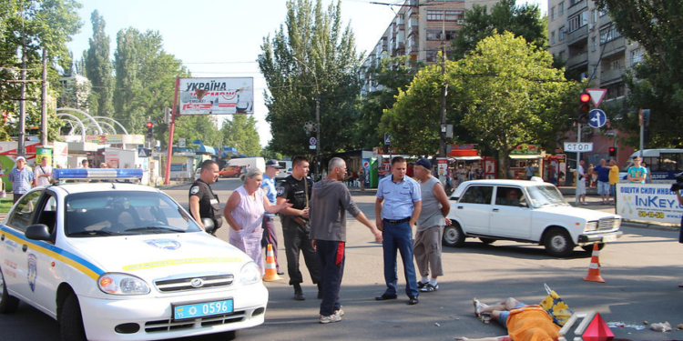 В Николаеве маршрутка на пешеходном переходе сбила трех человек. Девушку – насмерть