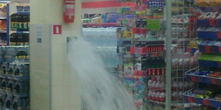 Ливень затопил центр Кременчуга. В магазине АТБ потоп прямо в торговом зале