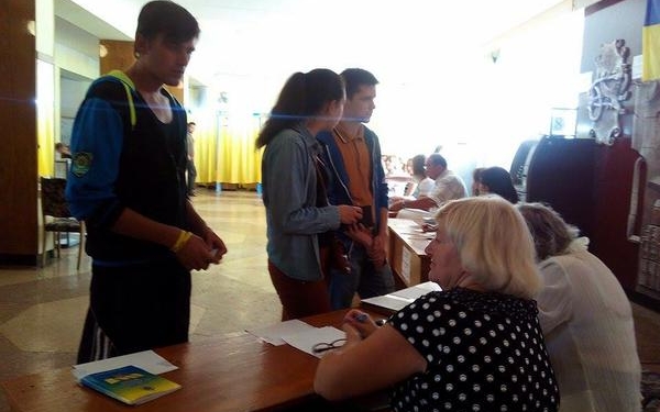 Довыборы в Чернигове: на участках появились фейковые журналисты спортивной внешности