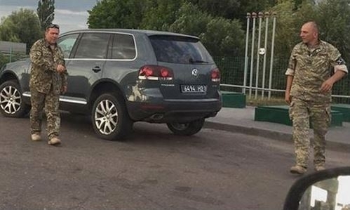 На АЗС возле Житомира двое пьяных в военной форме избили женщину и заставили ее целовать землю