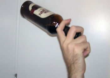 На Николаевщине у сельского магазина обнаружили труп: мужчина умер от удара бутылкой по голове