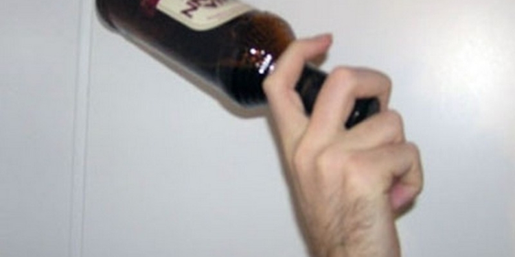 На Николаевщине у сельского магазина обнаружили труп: мужчина умер от удара бутылкой по голове