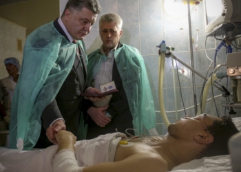Президент во Львове посетил в больнице милиционеров, пострадавших от взрывов на участковых пунктах