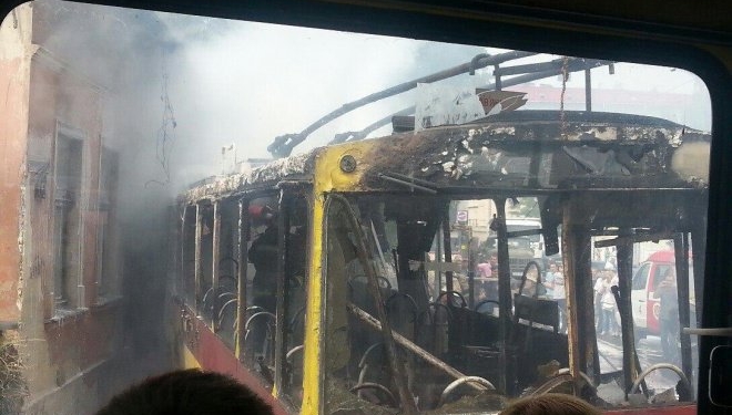 Во Львове горящий автобус врезался в дом