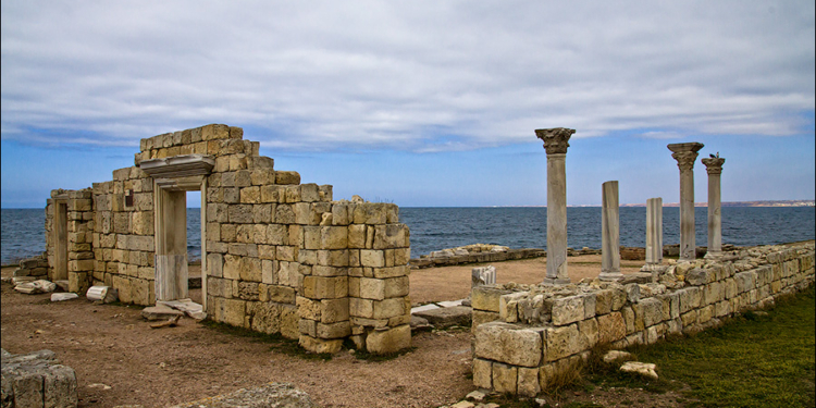 “Я стою в костюме и галстуке”: Херсонес. Директором музея, входящего в список ЮНЕСКО, назначен священник