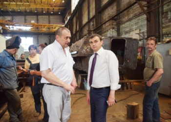 Создана рабочая группа по выведению из кризиса судозавода им.61 коммунара. Может, сразу, как с аэропортом?