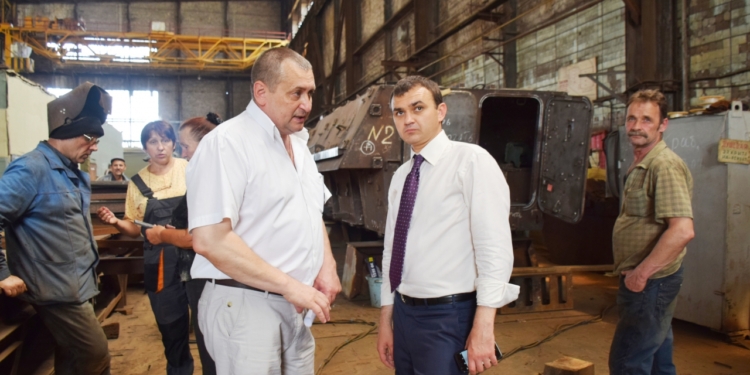 Создана рабочая группа по выведению из кризиса судозавода им.61 коммунара. Может, сразу, как с аэропортом?