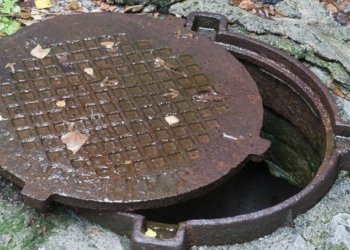 Вот этот мужчина подозревается в краже люков в Николаеве. Посмотрите, может видели?