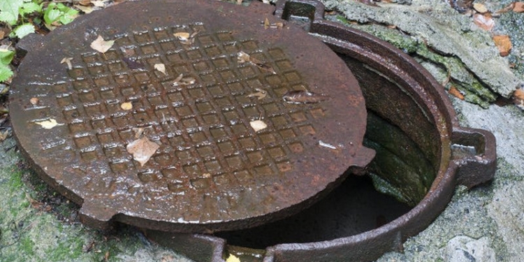 Вот этот мужчина подозревается в краже люков в Николаеве. Посмотрите, может видели?