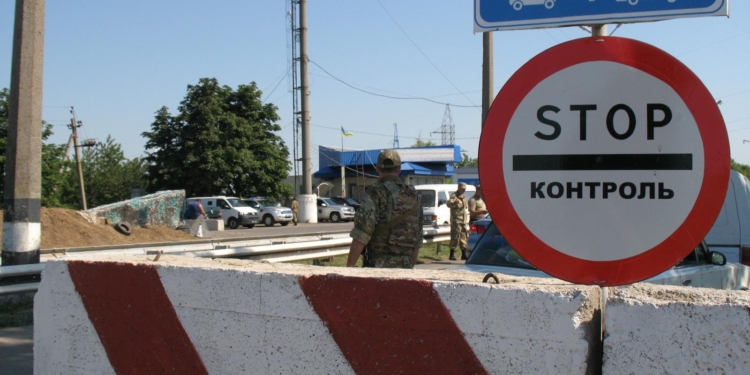 В Донецкой области задержали КамАЗ с боеприпасами, а в нем – майор РФ