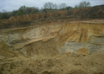 В Первомайском районе вместо сельхоздеятельности предприятие незаконно добывало песок. Прокуратура требует расторгнуть договор аренды