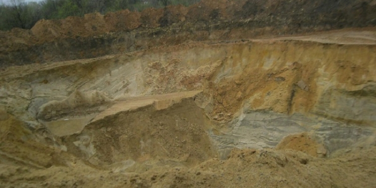 В Первомайском районе вместо сельхоздеятельности предприятие незаконно добывало песок. Прокуратура требует расторгнуть договор аренды