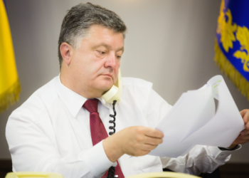 На Донбассе все хуже и хуже. Порошенко и Путин поговорили по телефону и договорились продолжить диалог