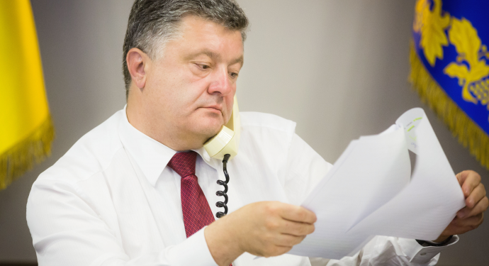 На Донбассе все хуже и хуже. Порошенко и Путин поговорили по телефону и договорились продолжить диалог
