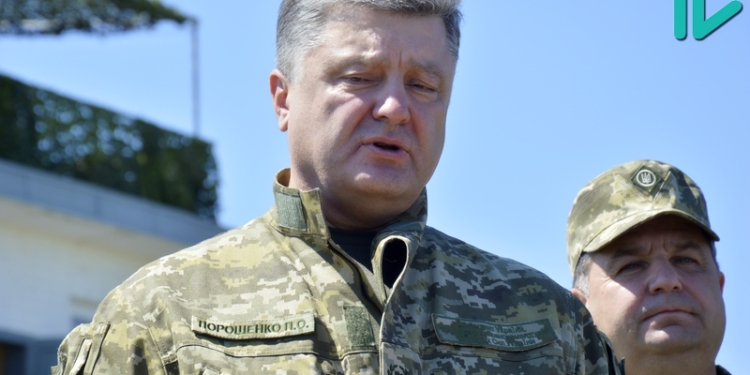 Президент морпехам – технику и награды, они ему – тельняшку: 36-я ОБр прямо с «Широкого Лана» отправилась в зону АТО