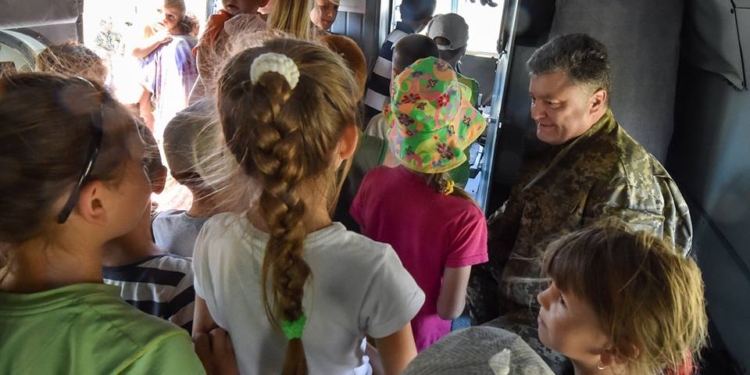 Президент Порошенко во время визита на Николаевщину показал сельским детям военный вертолет