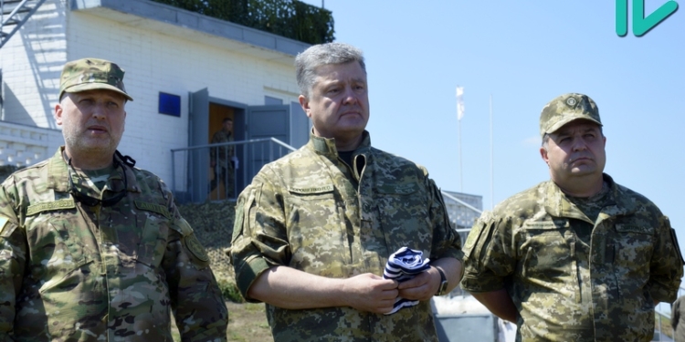 Президент морпехам – технику и награды, они ему – тельняшку: 36-я ОБр прямо с «Широкого Лана» отправилась в зону АТО