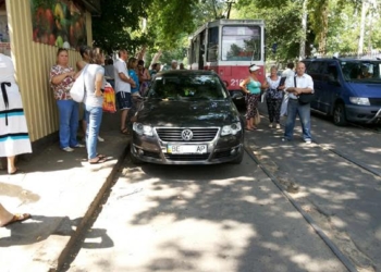 В Николаеве правоохранители оштрафовали женщину, которая автомобилем заблокировала трамвайное движение