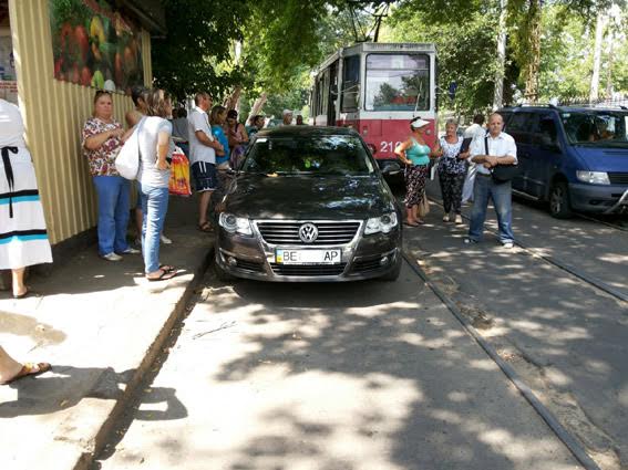 В Николаеве правоохранители оштрафовали женщину, которая автомобилем заблокировала трамвайное движение 1