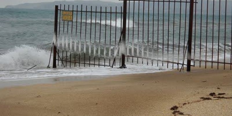 В Морском Николаевской области 2 га пляжа оградили забором