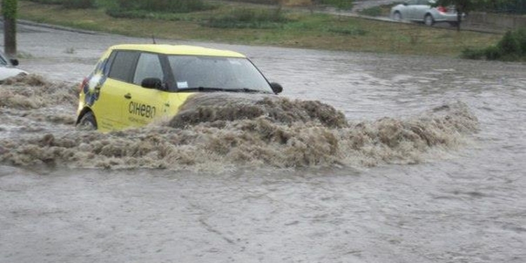 На Одессу обрушился ливень с градом: есть пострадавшие