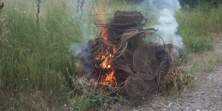 Гори, гори ясно: николаевские рыбинспекторы сожгли 7 км сетей, 250 раколовок и изъятые у браконьеров плавсредства