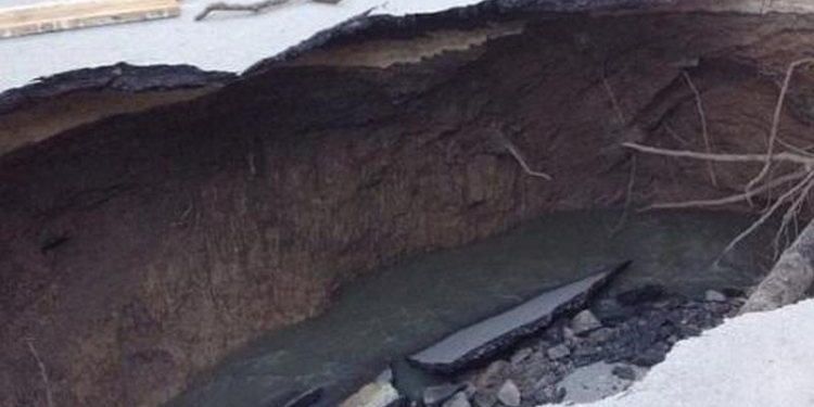 На ул. Пролетарской в Николаеве провалился самотечный коллектор