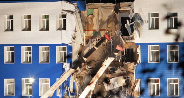 Под завалами казармы в Омске погибли 23 военнослужащих РФ