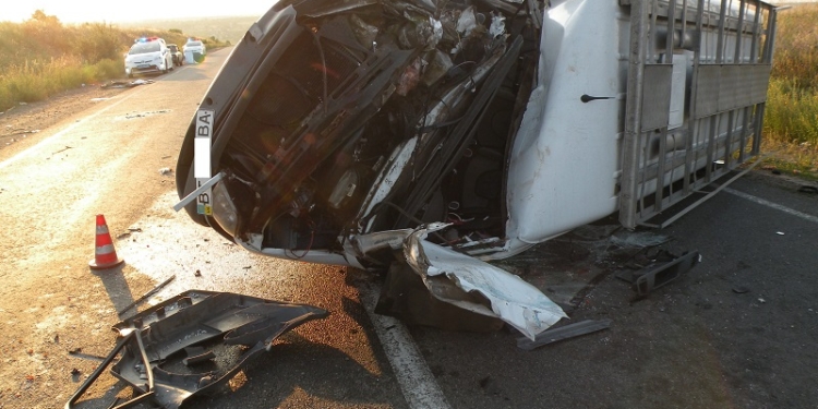 Возле Нечаяного микроавтобус столкнулся с грузовиком. 6 пострадавших