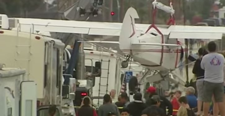 В США самолет упал на пляж с отдыхающими