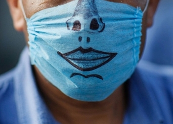 Неизвестный в медицинской маске ограбил заправку в Николаевской области и ранил работника АЗС