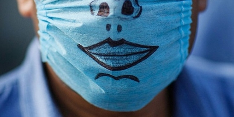 Неизвестный в медицинской маске ограбил заправку в Николаевской области и ранил работника АЗС