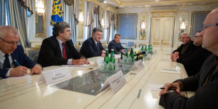 Порошенко считает, что единая поместная православная церковь поможет объединить страну